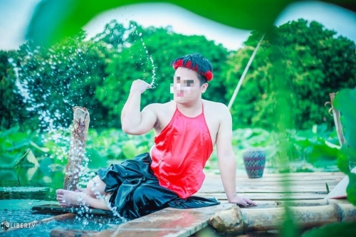 Sửng sốt chàng trai mặc yếm LỘ lưng trần bên hoa sen - Ảnh 6