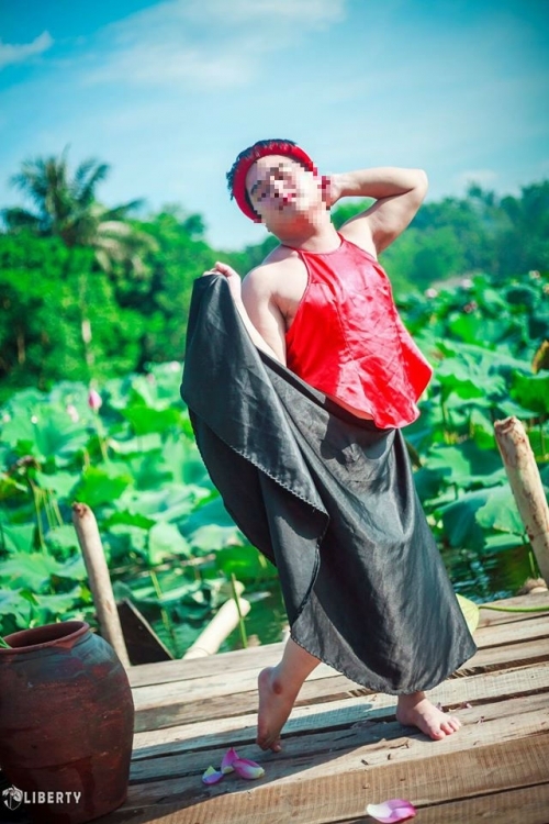 Sửng sốt chàng trai mặc yếm LỘ lưng trần bên hoa sen - Ảnh 10