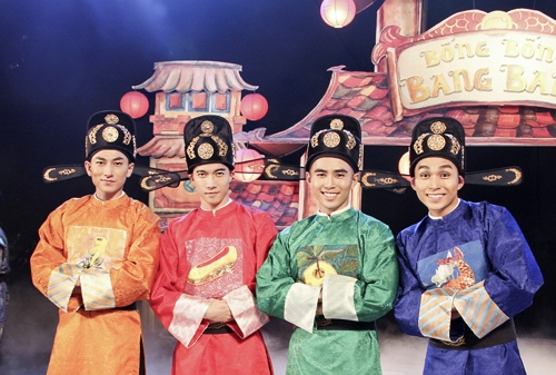 Isaac (trái) bên các thành viên của nhóm 365 trong MV