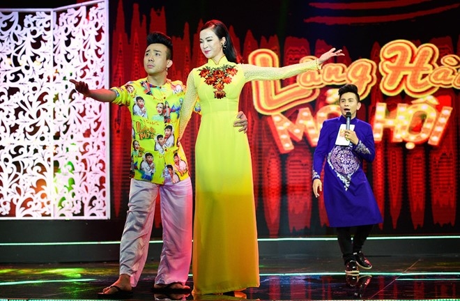 Viet Huong cuoi ha he khi Tran Thanh nga tren san khau hinh anh 2