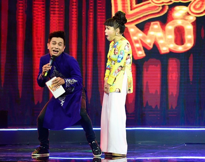 Viet Huong cuoi ha he khi Tran Thanh nga tren san khau hinh anh 4