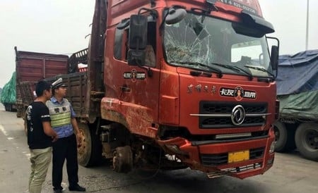 Chiếc xe tải bị mất đi 2 bánh trước trong một vụ tai nạn vẫn di chuyển trên đường cao tốc