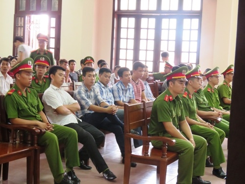 cau-be-16-tuoi-bi-sat-hai-vut-xac-duoi-muong-1