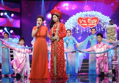Lê Giang (trái) vào vai bà mẹ dạy dỗ con gái qua một bản tân nhạc.