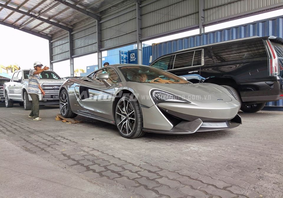 Sau gần 2 tháng khiến các tín đồ mê xe Việt trông ngóng, siêu xe McLaren 570S 2016 đầu tiên tại Việt Nam vừa cập bến cảng VICT, Sài Gòn vào trưa nay, ngày 29/6. Hiện chưa rõ mức giá dành cho siêu xe này tại thị trường Việt Nam, trong đó tại nước ngoài xe có mức giá 180.000 USD.