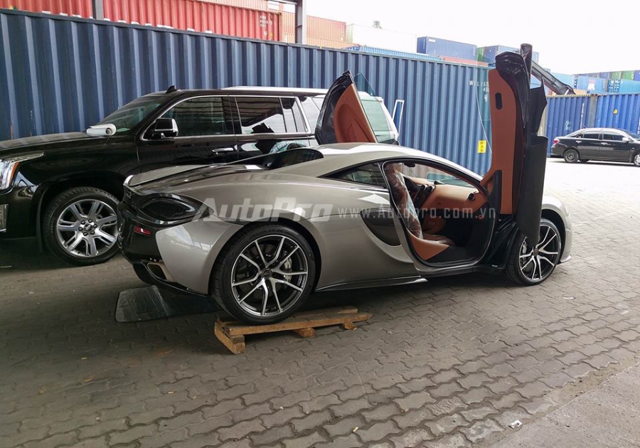 McLaren 570S 2016 đầu tiên xuất hiện tại Việt Nam sở hữu ngoại thất màu bạc đi kèm là nội thất tông màu da bò.