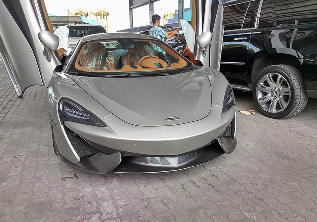 Ngoài ra còn có các chi tiết như ốp cửa xe, gương chiếu hậu, cản va và cánh lướt gió trước/sau cùng một số chi tiết bên trong khoang lái bằng chất liệu sợi carbon làm điểm nhấn thiết kế