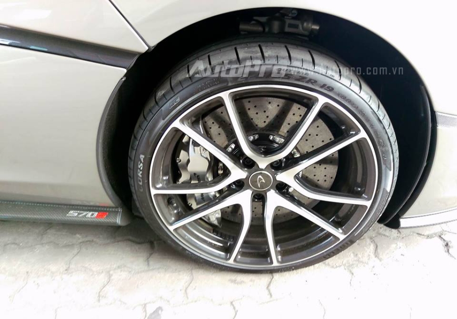 Tuy được xem là siêu xe giá rẻ trong danh mục sản phẩm của hãng siêu xe đến từ Anh Quốc, nhưng 570S vẫn sở hữu cửa cánh bướm quen thuộc.