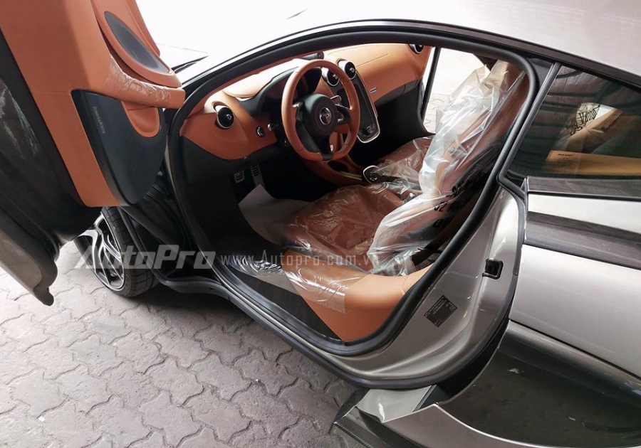 Đây có thể xem như món hời lớn cho những người sở hữu mẫu siêu xe thuộc phân khúc sport series này. Các dòng Gallardo hay Huracan đều bắt buộc phải trang bị kiểu mở cửa ngang bình thường như dấu hiệu nhận biết đây là bản thấp hơn so với các dòng Murcielago hay Aventador LP700-4 được trang bị cửa cắt kéo.