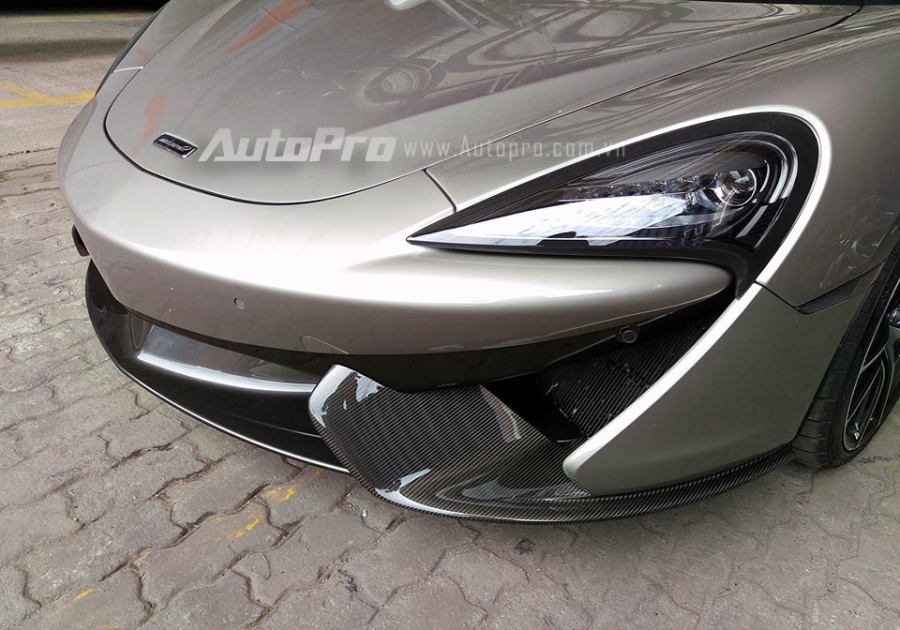 Về tổng thế thiết kế, 570S khá giống với siêu xe hàng hot 650S, tuy nhiên, so với đàn anh, siêu xe sport series có phần cản trước thiết kế lại với hai khe hốc gió phía trước được thu nhỏ lại, điều này cũng được áp dụng cho khe hốc gió ở bên hông xe. Ngoài ra, phần đèn pha hình lưỡi liềm trên 570S có thiết kế đầy đặn hơn so với 650S.