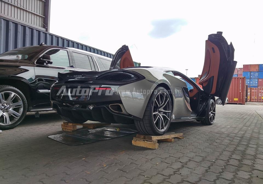 Điểm khác biệt rõ ràng nhất so với đàn anh 650S là siêu xe 570S có phần đuôi xe phá cách hơn, ống xả được đặt xuống thấp và đối xứng qua hai bên hông, phần đèn hậu thiết kế ma mị tương tự siêu phẩm hàng hiếm P1. Cản sau vẫn sử dụng chất liệu sợi carbon làm điểm nhấn trong thiết kế, tương tự như đàn anh 650S.