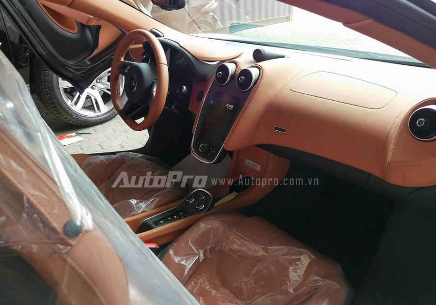 Bên trong khoang lái, McLaren 570S đầu tiên xuất hiện tại Việt Nam có tông màu da bò đi kèm là các chi tiết ốp sợi carbon bắt mắt.