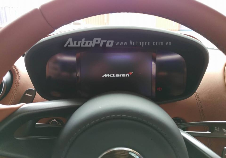 Một màn hình TFT phía sau vô lăng thiết kế đẹp mắt và thể hiện nhiều thông số cơ bản của xe, chủ nhân của 570S có thể theo dõi các chế độ lái qua màn hình này.