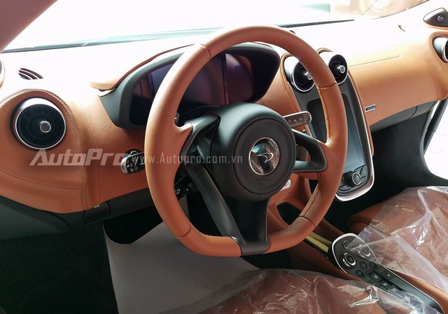 McLaren 570S còn được trang bị thêm hai hộc để cốc.