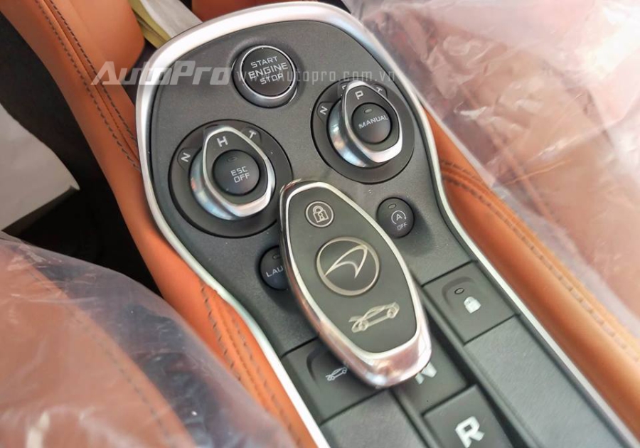 McLaren 570S được phát triển từ bộ khung MonoCell II hoàn toàn mới với chủ yếu là chất liệu sợi carbon làm thiết kế, bộ khung này có trọng lượng khá nhẹ khoảng 80 kg, từ đó giúp siêu xe 570S có tổng trọng lượng chỉ 1,3 tấn, nhẹ hơn từ 200 đến 300 kg so với hai đối thủ là Audi R8 và Porsche 911 Turbo S.