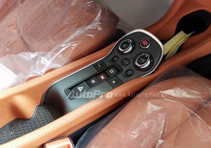 McLaren 570S được trang bị 3 chế độ chạy bao gồm bình thường-normal, thể thao-sport và chế độ đua-track, lực hãm của siêu xe McLaren 570S bắt nguồn từ bộ phanh carbon-ceramic đi kèm là la-zăng hợp kim mới cùng lốp Pirelli P-Zero Corsa có kích thước 225/35 bánh trước và 285/35 dành cho bánh sau.