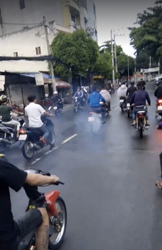 Hàng chục thanh niên đầu trần, nẹt pô gây náo loạn đám tang trên phố - Ảnh 3