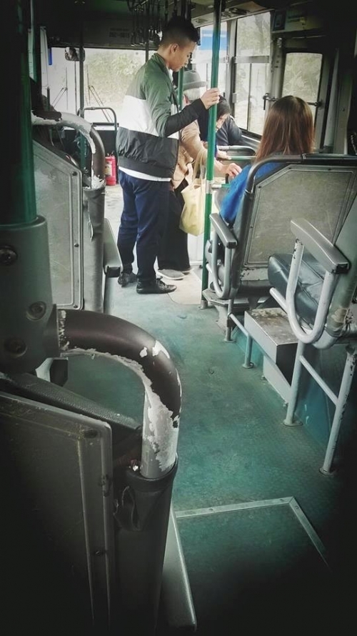 Hành động bất ngờ của chàng phụ xe buýt ghi điểm cư dân mạng - Ảnh 2