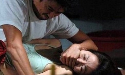 Lẻn vào nhà trọ, 2 thanh niên thay nhau 'giở trò đồi bại' với cô gái - Ảnh 1