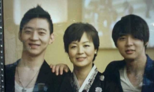 me park yoochun khong dam ra duong vi scandal cua con hinh anh 2