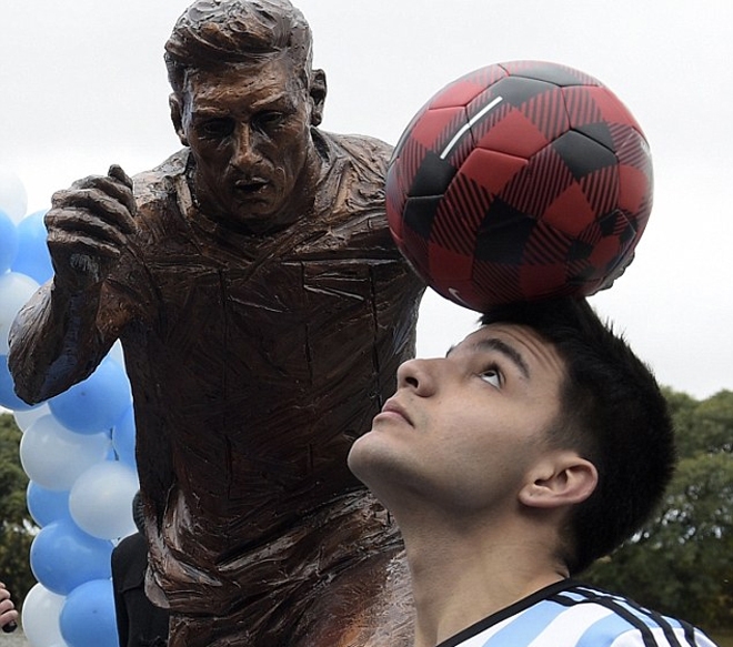 Messi được dựng tượng tại thủ đô Argentina - ảnh thể thao