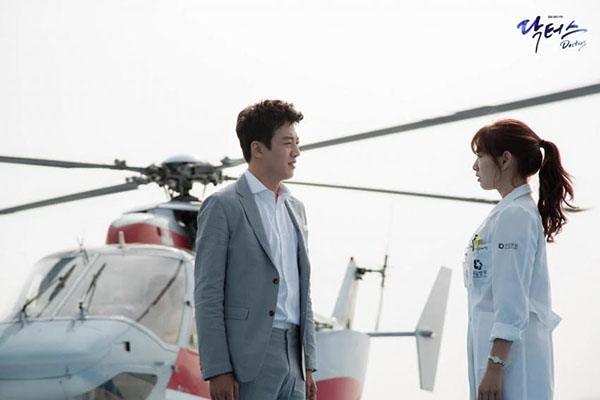 Sau Song Joong Ki, lại thêm Kim Rae Won cưa cẩm bằng trực thăng - Ảnh 1.