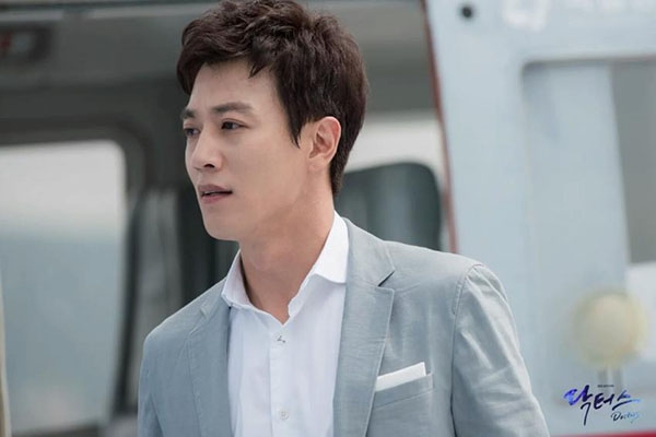 Sau Song Joong Ki, lại thêm Kim Rae Won cưa cẩm bằng trực thăng - Ảnh 3.