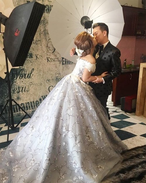 Sốc với ảnh Mr. Đàm hôn môi cô gái 