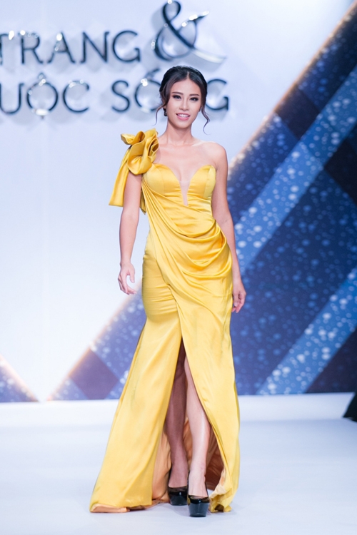 thanh-hang-bay-bong-sexy-tren-san-dien-4