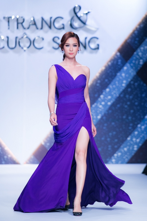 thanh-hang-bay-bong-sexy-tren-san-dien-6