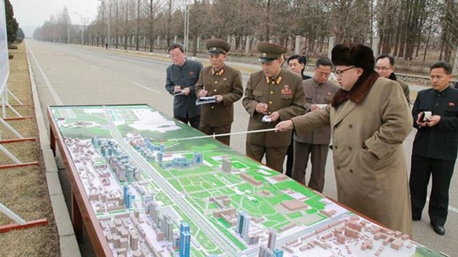 Lãnh đạo Triều Tiên Kim Jong-un đang ban chỉ đạo về tiến độ xây Đại lộ Rạng Đông /// KCNA ngày 18.3.2016