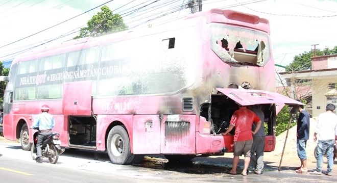 Xe giuong nam cho 30 khach boc chay tren duong hinh anh 1