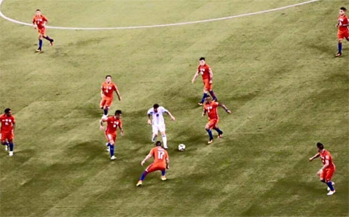 buc-anh-messi-doi-dau-chin-cau-thu-chile-gay-chu-y