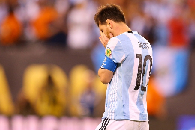 Có một Messi yếu mềm hơn Ronaldo - Ảnh 2.