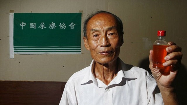  Người đàn ông uống nước tiểu 23 năm để chữa bệnh. 