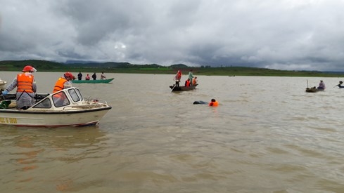 Đã tìm thấy 3 thi thể nạn nhân trong vụ lật xuồng trên hồ Đại Ninh - ảnh 1