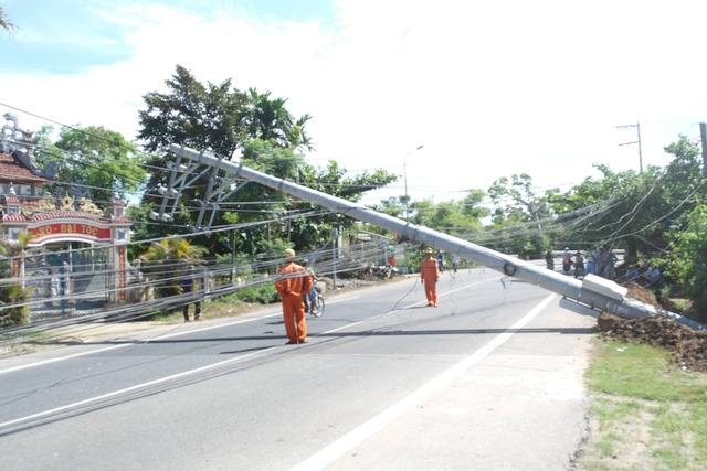  Rất may, tại thời điểm cột điện ngã lăn ra đường không có người qua lại nên không có ai bị thương. Ảnh: Lê Chung 