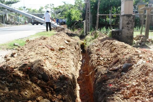 Đoạn mương vi phạm hành lang lưới điện do đơn vị thi công Viettel đào làm cột điện đổ ngã. Ảnh: Lê Chung
