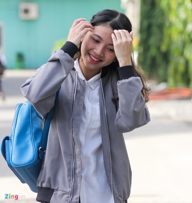 Hot girl Olympia rang ro trong ngay lam thu tuc du thi hinh anh 2