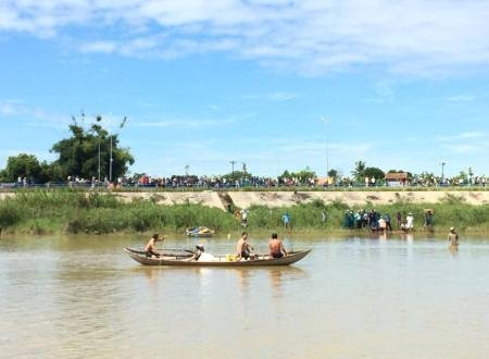 Người dân địa phương cũng tham gia tìm kiếm.