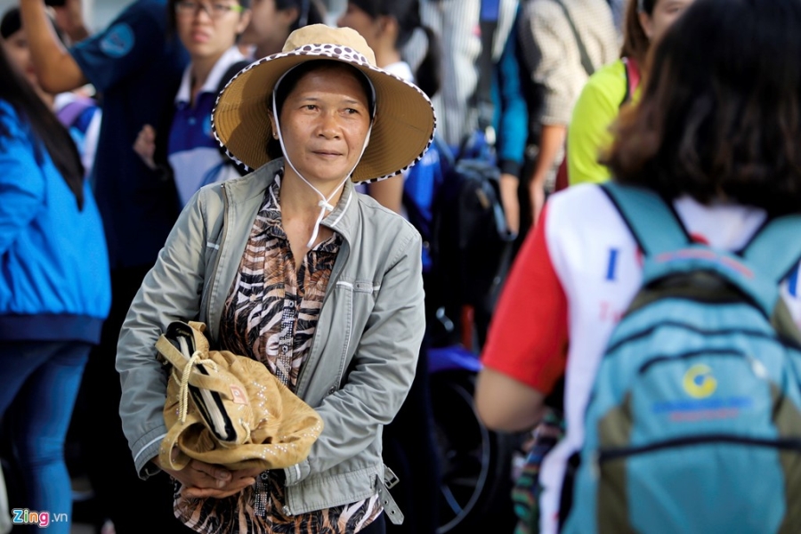 Phu huynh, si tu doi mua lam thu tuc du thi THPT quoc gia hinh anh 14