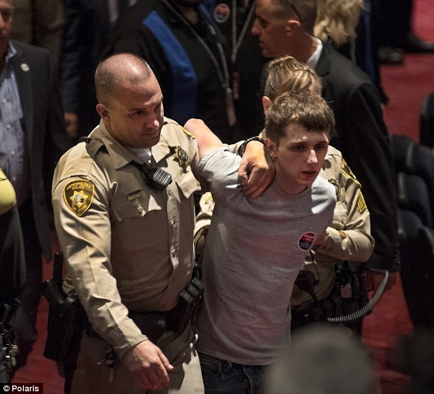  Michael Sandford bị cảnh sát bắt giữ khi có ý định ám sát tỷ phú Donald Trump. (Ảnh: Dailymail) 
