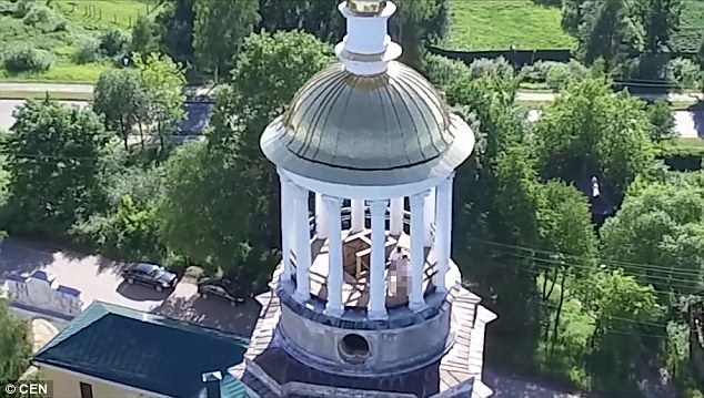 Cặp đôi không thể ngờ toàn bộ màn ân ái trên tháp chuông tu viện lại bị drone quay lại - Ảnh 2.