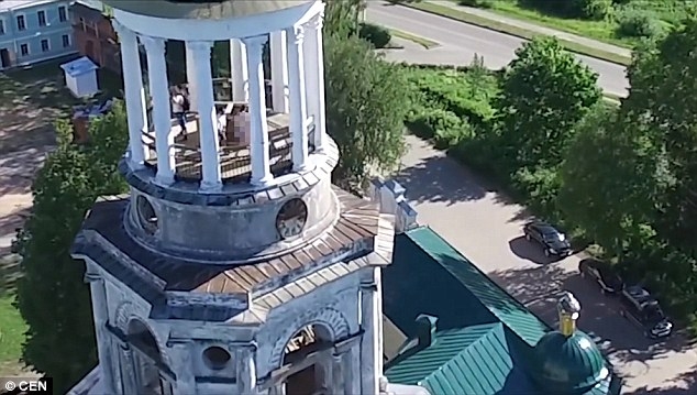 Cặp đôi không thể ngờ toàn bộ màn ân ái trên tháp chuông tu viện lại bị drone quay lại - Ảnh 3.