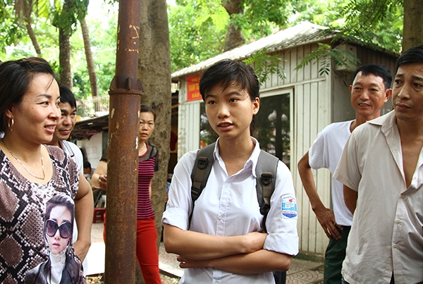  Thí sinh đầu tiên hoàn thành bài thi môn Toán tại điểm thi trường ĐH Thuỷ lợi (Hà Nội) là một nữ sinh trường THPT Nguyễn Du (huyện Thanh Oai, Hà Nội). (Ảnh: Mai Châm) 