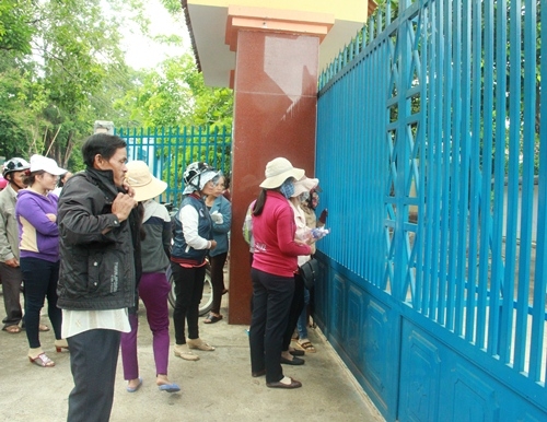 Phụ huynh ngóng tin con từ cổng trường