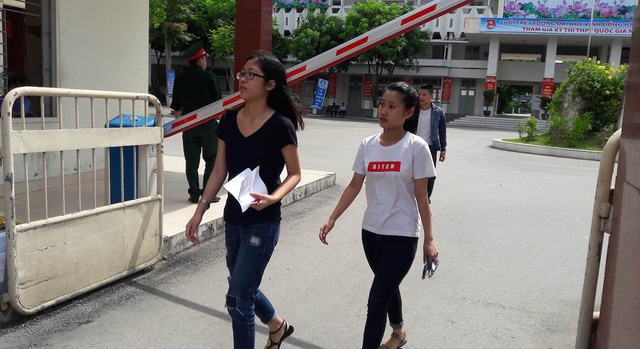 Thí sinh Cụm thi Vinh rời điểm thi sớm vì bài làm xong sớm (Ảnh: Nguyễn Duy)