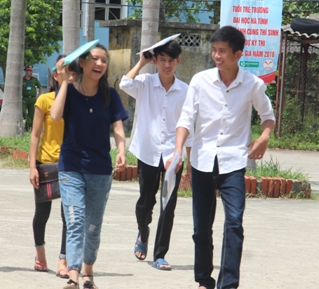  Thí sinh thở phào nhẹ nhõm khi kết thúc môn thi đầu tiên. (Ảnh: Xuân Sinh) 