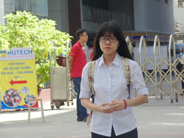  Một thí sinh ra đầu tiên tại điểm thi trường ĐH Công Nghệ TPHCM. 