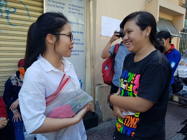  Hai người bạn trao đổi sau khi thi xong 